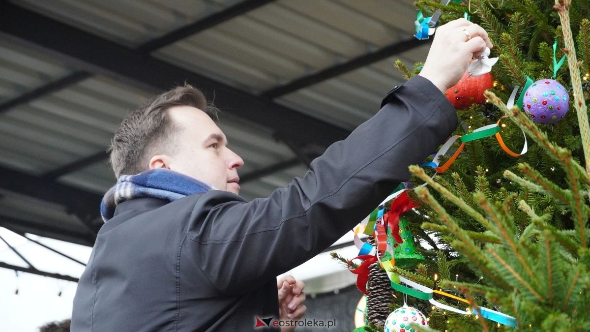 Miejska choinka na Placu Wolności już ubrana. W akcji pomogli najmłodsi ostrołęczanie! [19.12.2025] - zdjęcie #27 - eOstroleka.pl