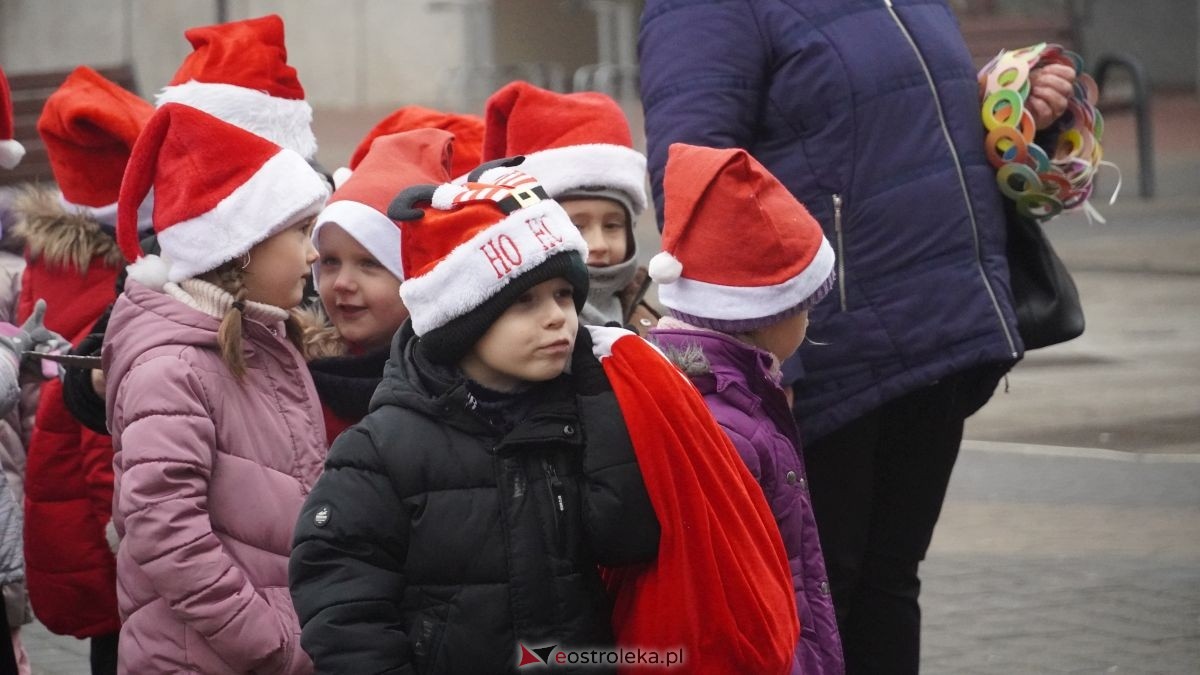 Miejska choinka na Placu Wolności już ubrana. W akcji pomogli najmłodsi ostrołęczanie! [19.12.2025] - zdjęcie #26 - eOstroleka.pl