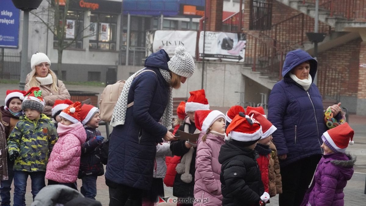 Miejska choinka na Placu Wolności już ubrana. W akcji pomogli najmłodsi ostrołęczanie! [19.12.2025] - zdjęcie #25 - eOstroleka.pl