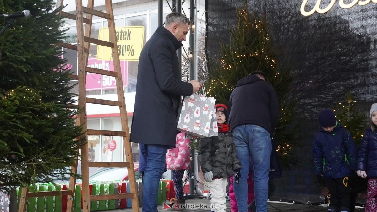 Miejska choinka na Placu Wolności już ubrana. W akcji pomogli najmłodsi ostrołęczanie! [19.12.2025] - zdjęcie #24 - eOstroleka.pl