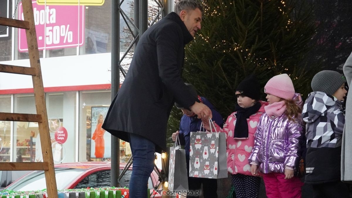 Miejska choinka na Placu Wolności już ubrana. W akcji pomogli najmłodsi ostrołęczanie! [19.12.2025] - zdjęcie #23 - eOstroleka.pl