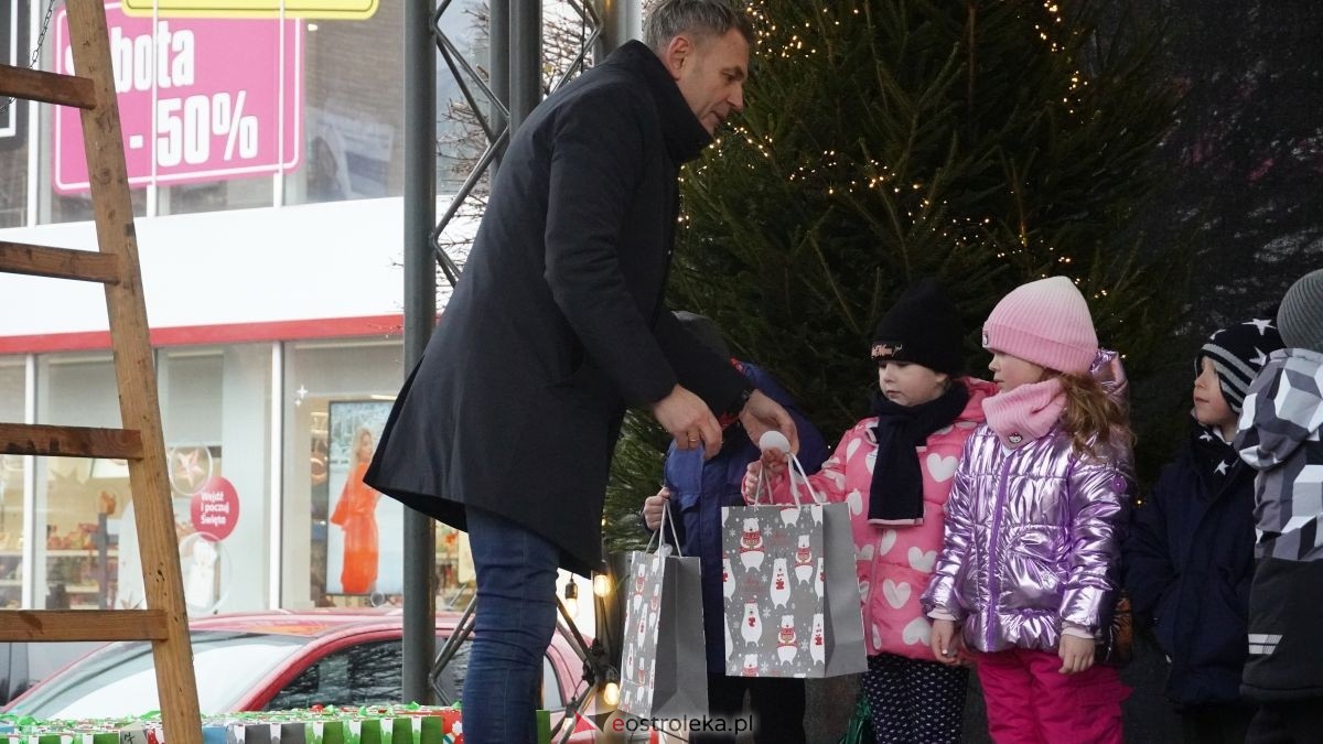 Miejska choinka na Placu Wolności już ubrana. W akcji pomogli najmłodsi ostrołęczanie! [19.12.2025] - zdjęcie #22 - eOstroleka.pl