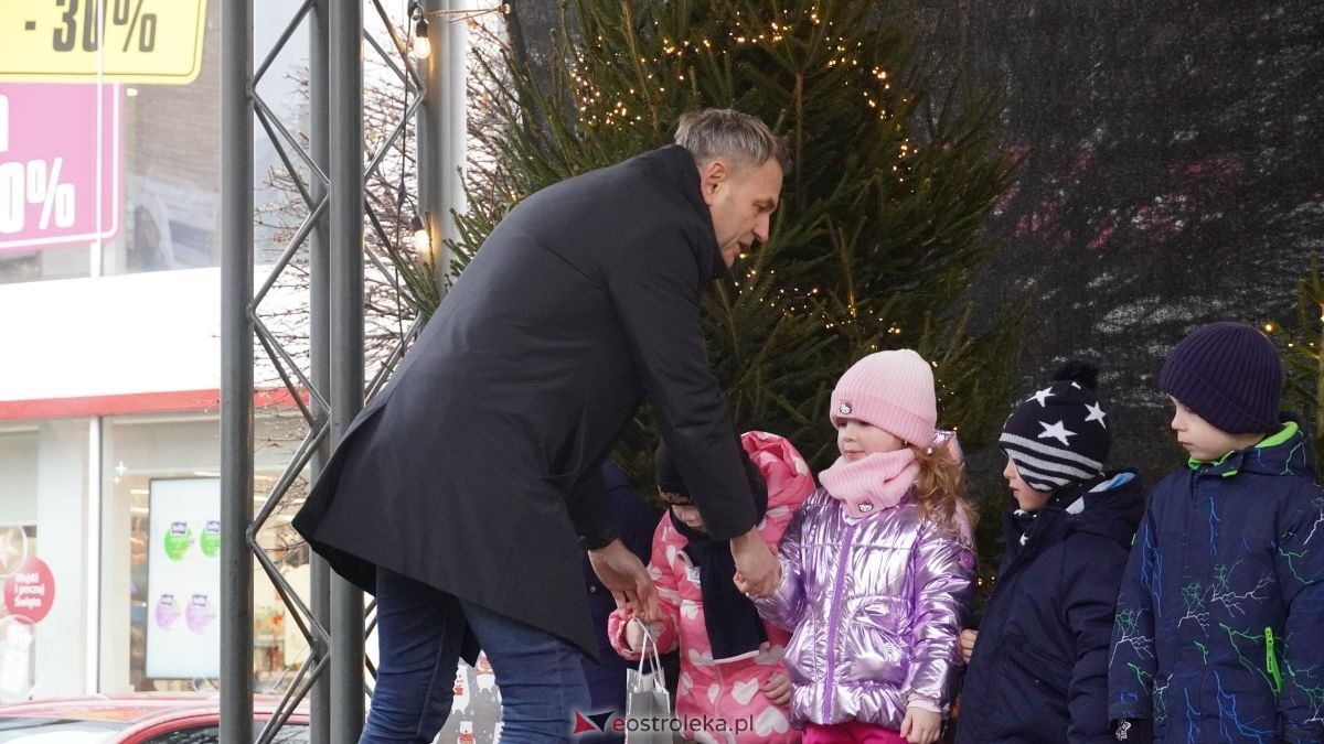 Miejska choinka na Placu Wolności już ubrana. W akcji pomogli najmłodsi ostrołęczanie! [19.12.2025] - zdjęcie #21 - eOstroleka.pl
