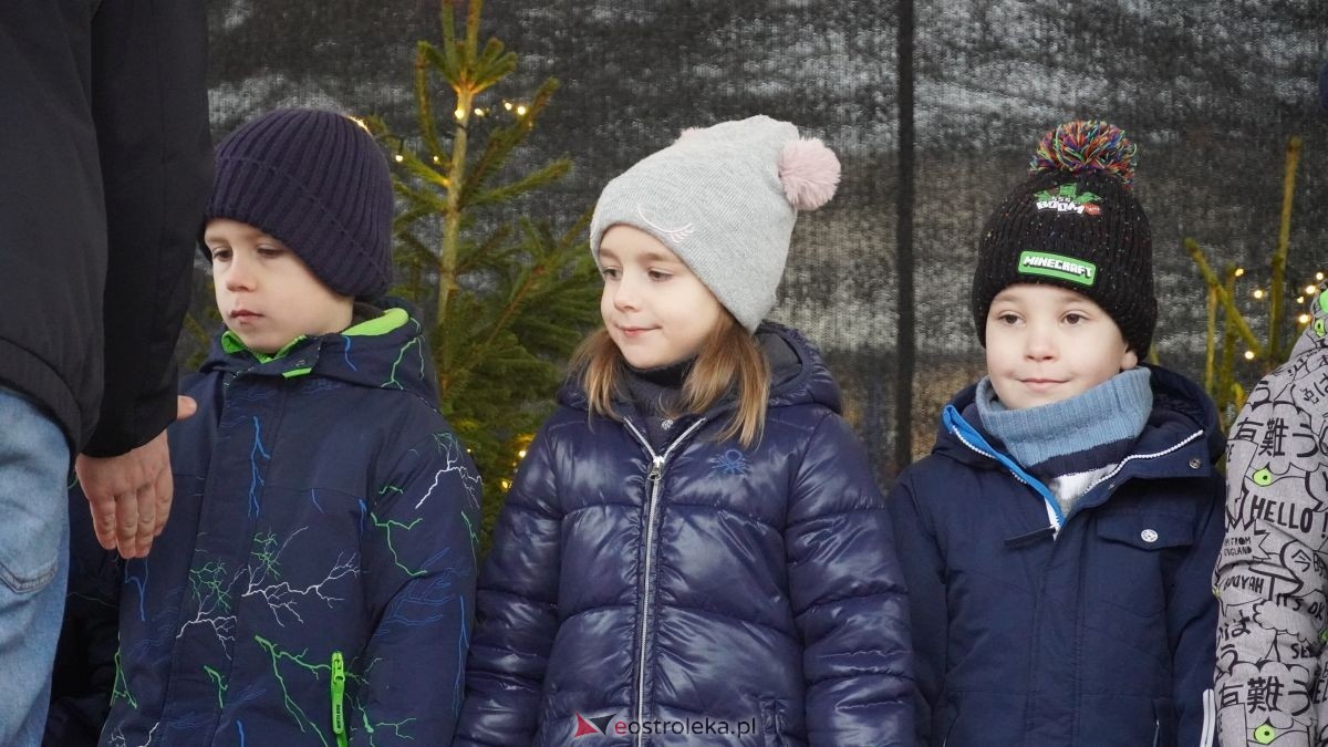 Miejska choinka na Placu Wolności już ubrana. W akcji pomogli najmłodsi ostrołęczanie! [19.12.2025] - zdjęcie #20 - eOstroleka.pl