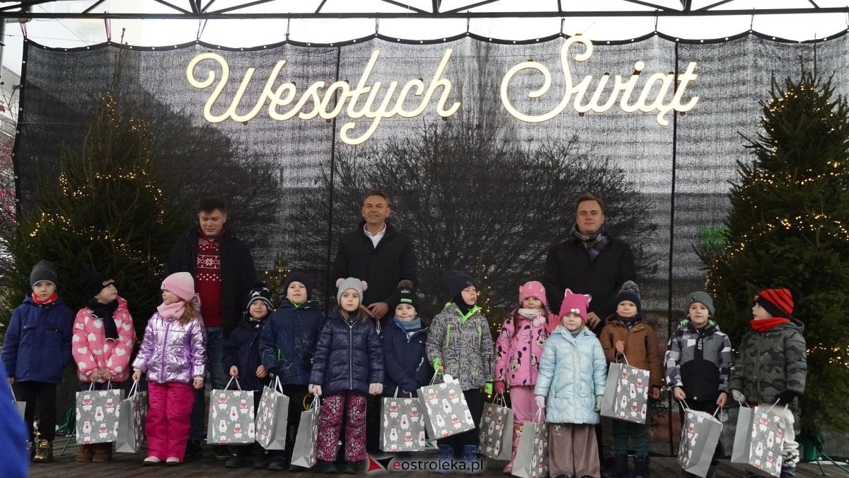 Miejska choinka na Placu Wolności już ubrana. W akcji pomogli najmłodsi ostrołęczanie! [19.12.2025] - zdjęcie #19 - eOstroleka.pl
