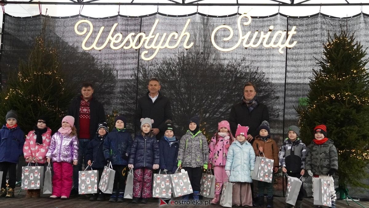Miejska choinka na Placu Wolności już ubrana. W akcji pomogli najmłodsi ostrołęczanie! [19.12.2025] - zdjęcie #18 - eOstroleka.pl