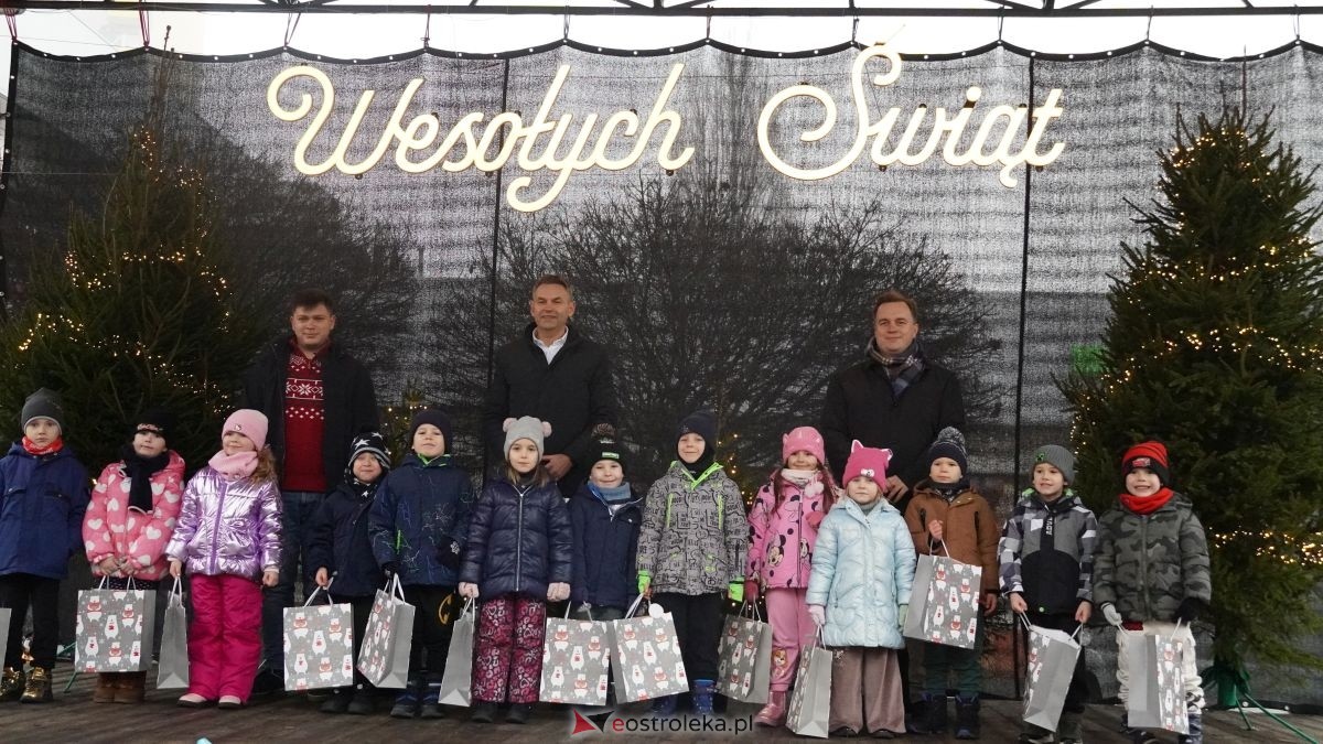Miejska choinka na Placu Wolności już ubrana. W akcji pomogli najmłodsi ostrołęczanie! [19.12.2025] - zdjęcie #17 - eOstroleka.pl