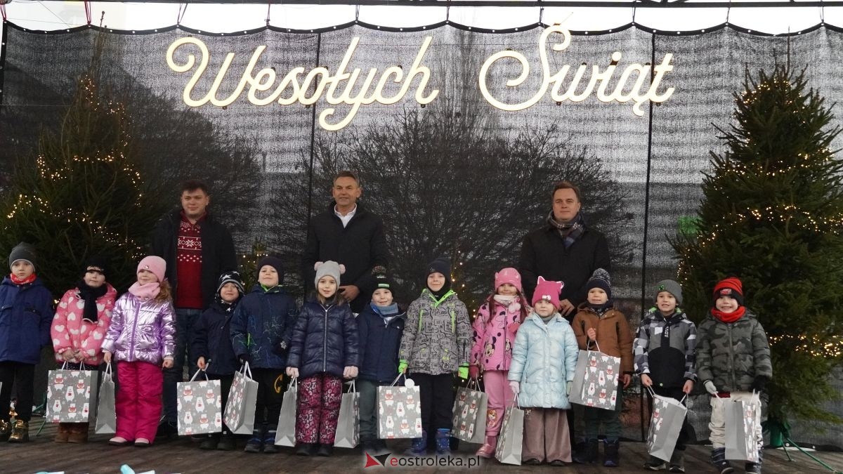 Miejska choinka na Placu Wolności już ubrana. W akcji pomogli najmłodsi ostrołęczanie! [19.12.2025] - zdjęcie #16 - eOstroleka.pl