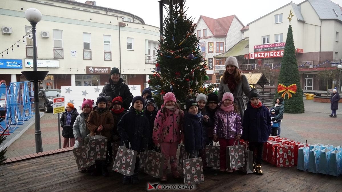 Miejska choinka na Placu Wolności już ubrana. W akcji pomogli najmłodsi ostrołęczanie! [19.12.2025] - zdjęcie #15 - eOstroleka.pl