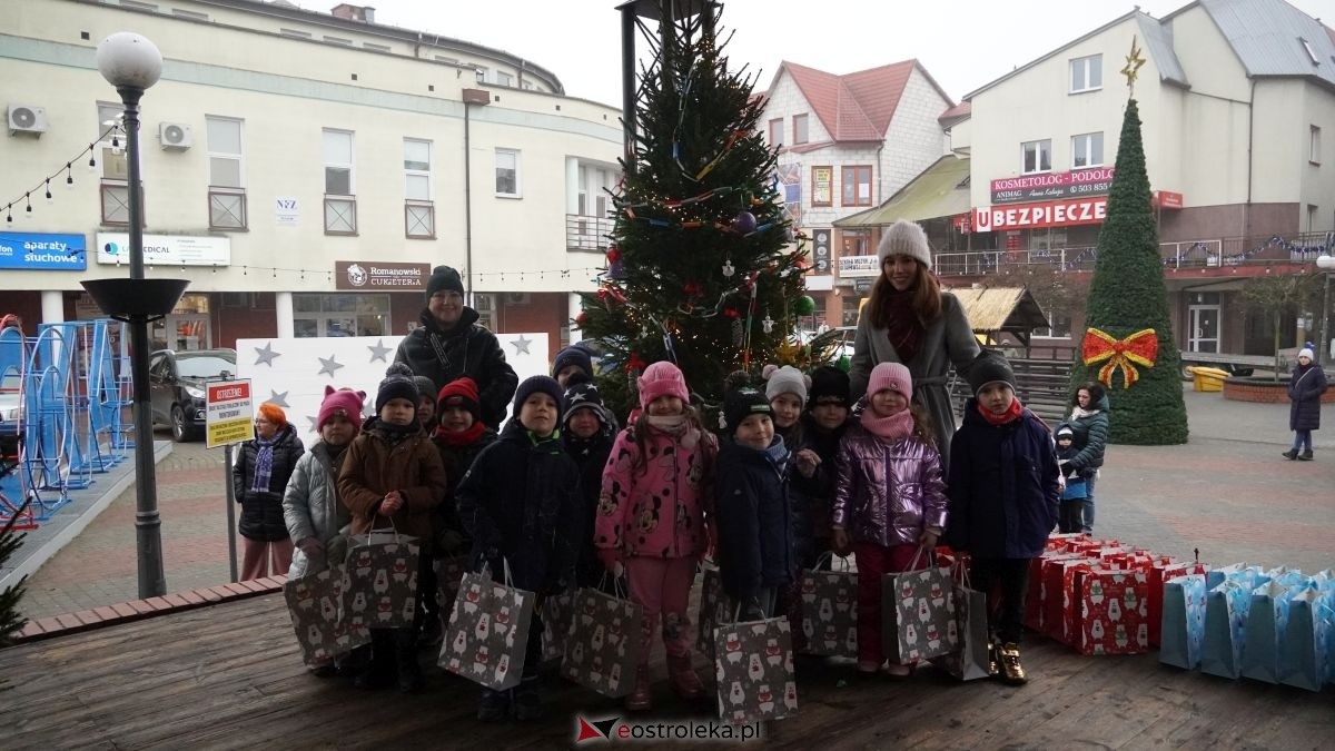 Miejska choinka na Placu Wolności już ubrana. W akcji pomogli najmłodsi ostrołęczanie! [19.12.2025] - zdjęcie #14 - eOstroleka.pl