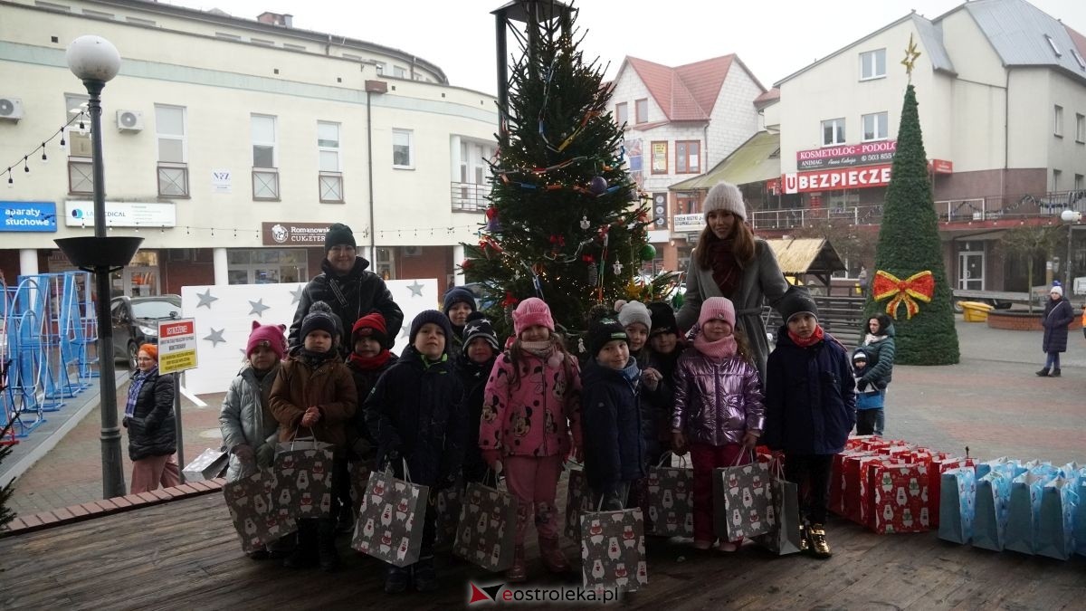 Miejska choinka na Placu Wolności już ubrana. W akcji pomogli najmłodsi ostrołęczanie! [19.12.2025] - zdjęcie #13 - eOstroleka.pl
