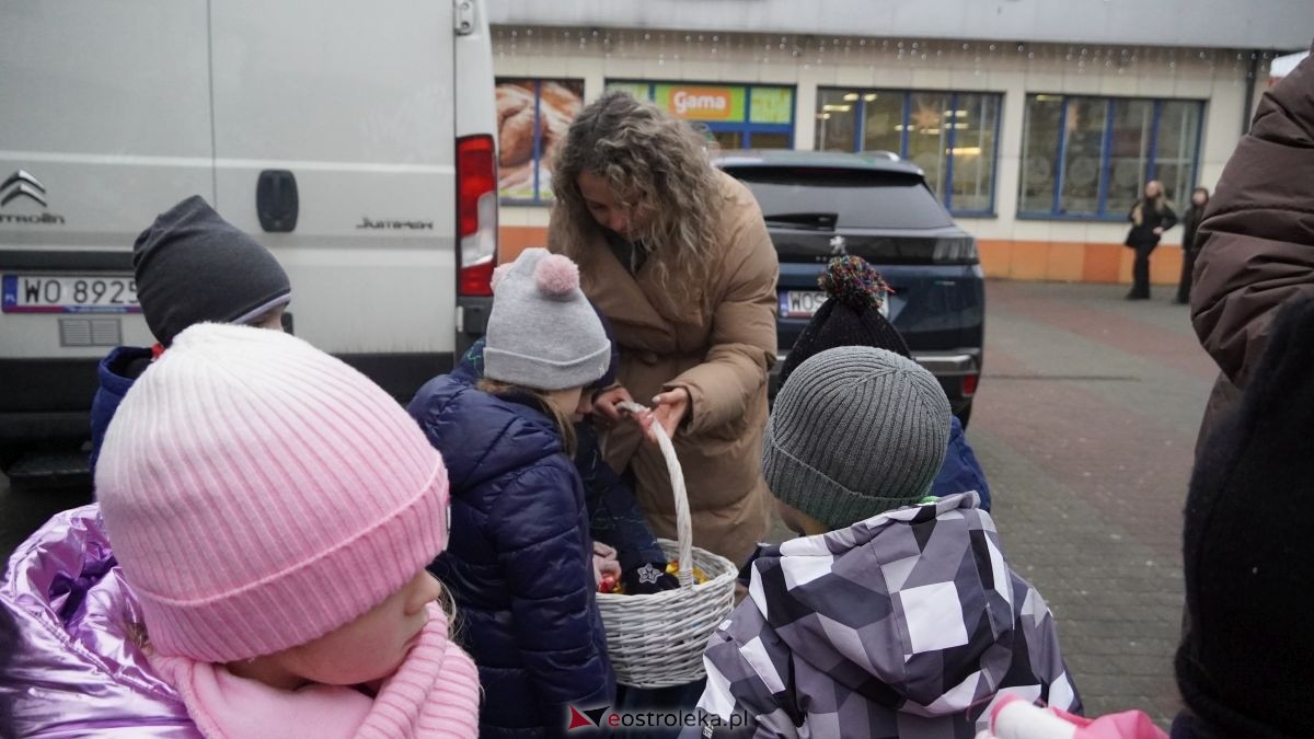 Miejska choinka na Placu Wolności już ubrana. W akcji pomogli najmłodsi ostrołęczanie! [19.12.2025] - zdjęcie #12 - eOstroleka.pl