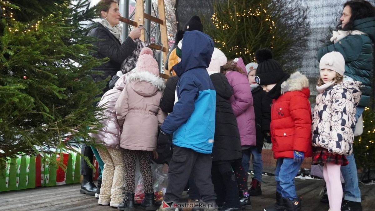 Miejska choinka na Placu Wolności już ubrana. W akcji pomogli najmłodsi ostrołęczanie! [19.12.2025] - zdjęcie #11 - eOstroleka.pl