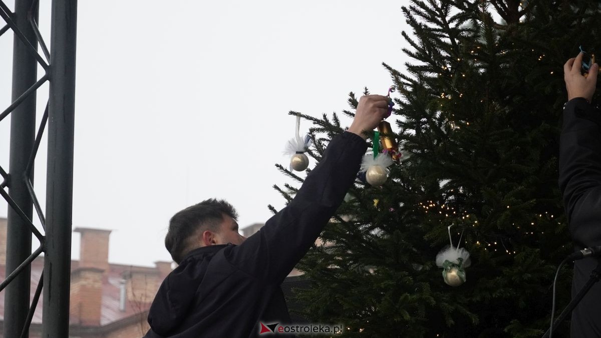 Miejska choinka na Placu Wolności już ubrana. W akcji pomogli najmłodsi ostrołęczanie! [19.12.2025] - zdjęcie #10 - eOstroleka.pl