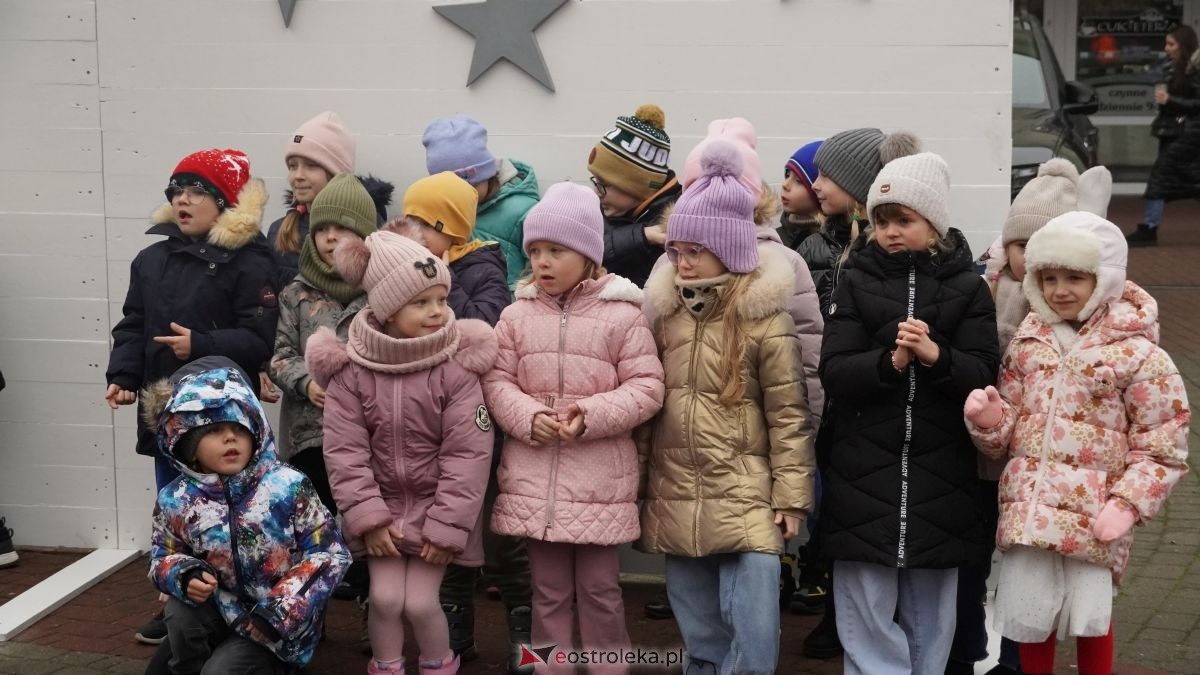 Miejska choinka na Placu Wolności już ubrana. W akcji pomogli najmłodsi ostrołęczanie! [19.12.2025] - zdjęcie #9 - eOstroleka.pl