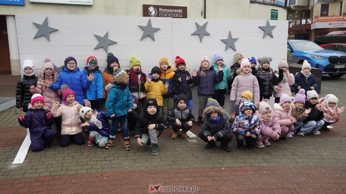 Miejska choinka na Placu Wolności już ubrana. W akcji pomogli najmłodsi ostrołęczanie! [19.12.2025] - zdjęcie #7 - eOstroleka.pl