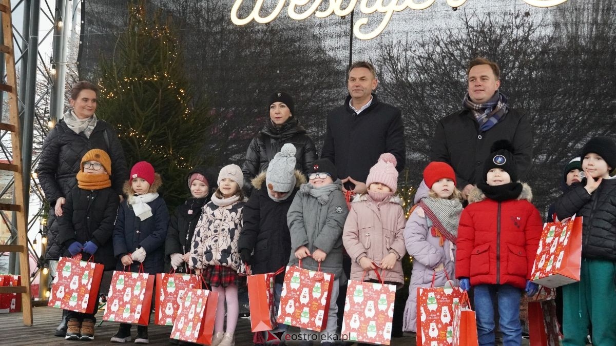 Miejska choinka na Placu Wolności już ubrana. W akcji pomogli najmłodsi ostrołęczanie! [19.12.2025] - zdjęcie #6 - eOstroleka.pl