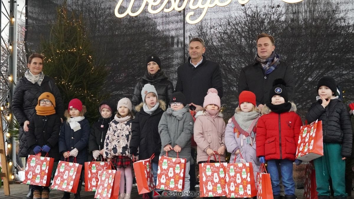 Miejska choinka na Placu Wolności już ubrana. W akcji pomogli najmłodsi ostrołęczanie! [19.12.2025] - zdjęcie #5 - eOstroleka.pl