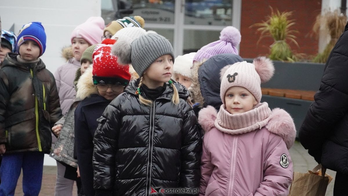 Miejska choinka na Placu Wolności już ubrana. W akcji pomogli najmłodsi ostrołęczanie! [19.12.2025] - zdjęcie #4 - eOstroleka.pl