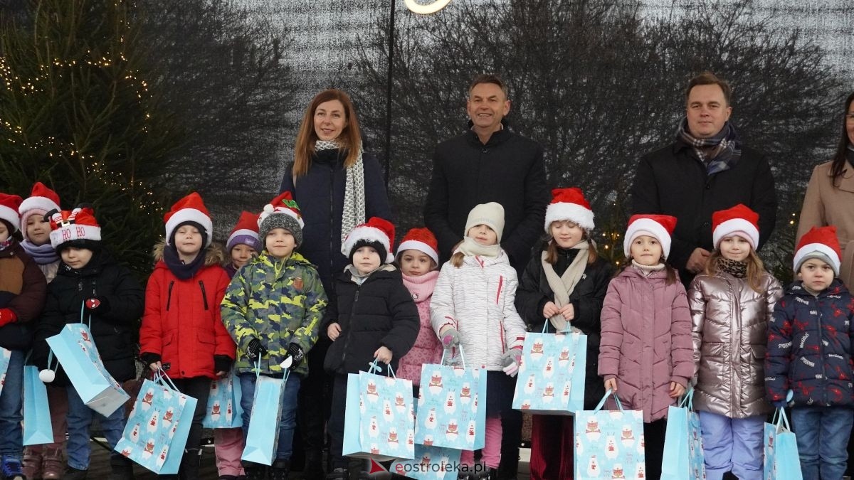 Miejska choinka na Placu Wolności już ubrana. W akcji pomogli najmłodsi ostrołęczanie! [19.12.2025] - zdjęcie #3 - eOstroleka.pl