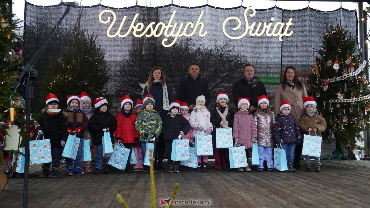 Miejska choinka na Placu Wolności już ubrana. W akcji pomogli najmłodsi ostrołęczanie! [19.12.2025] - zdjęcie #2 - eOstroleka.pl