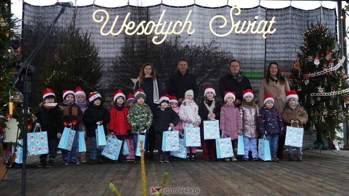 Miejska choinka na Placu Wolności już ubrana. W akcji pomogli najmłodsi ostrołęczanie! [19.12.2025] - zdjęcie #1 - eOstroleka.pl