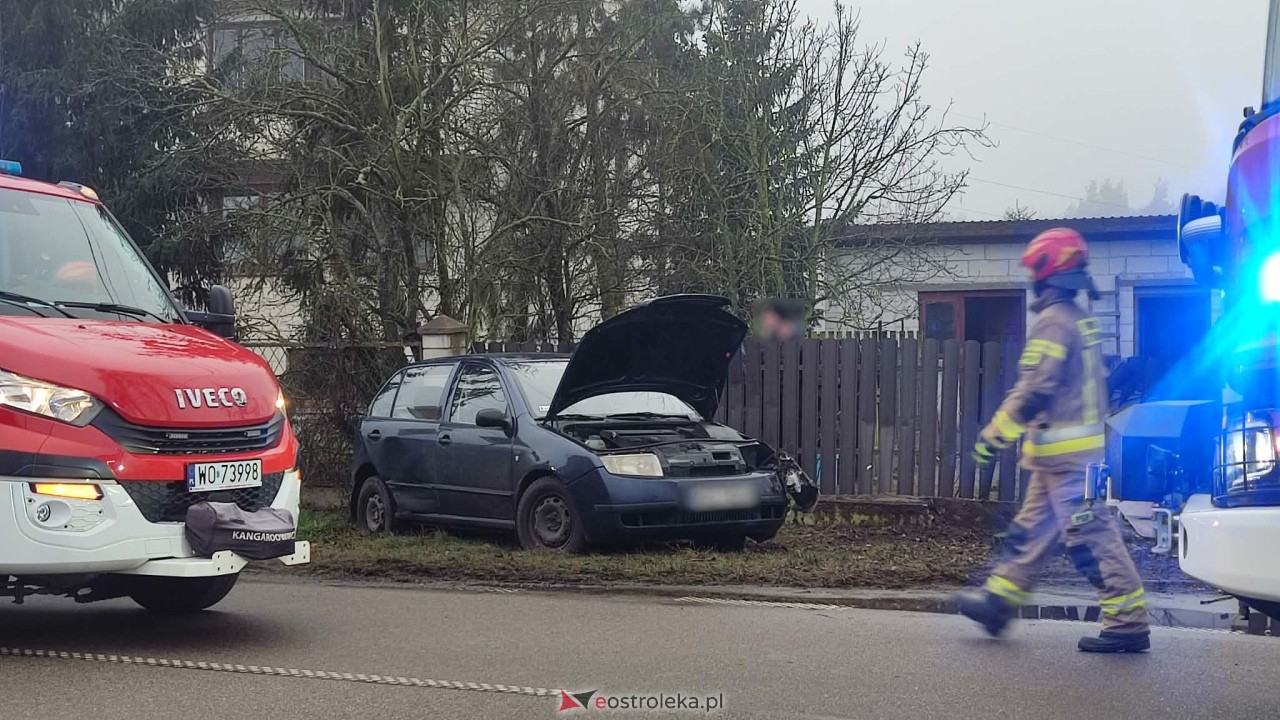 Wypadek na Ostrołęckiej w Łęgu Przedmiejskim [19.12.2025] - zdjęcie #10 - eOstroleka.pl
