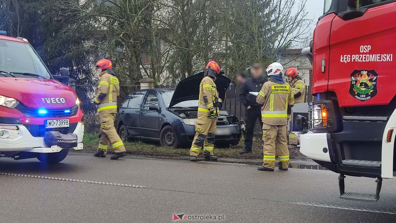 Wypadek na Ostrołęckiej w Łęgu Przedmiejskim [19.12.2025] - zdjęcie #9 - eOstroleka.pl
