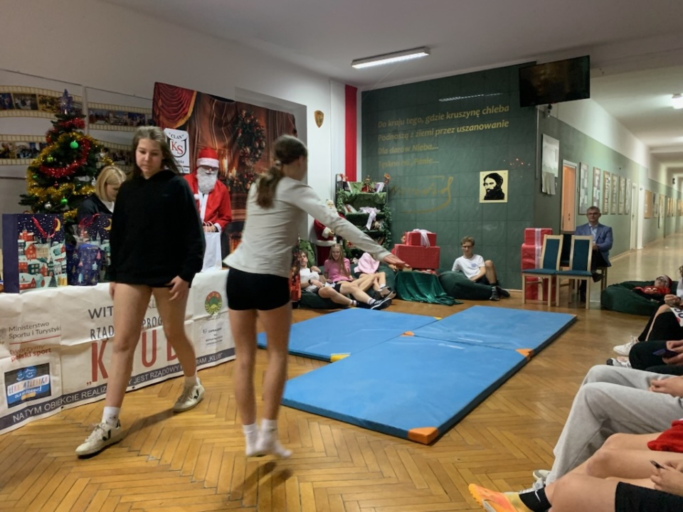 Mikołajki na sportowo 2025 z UKS Clan Ostrołęka - zdjęcie #4 - eOstroleka.pl