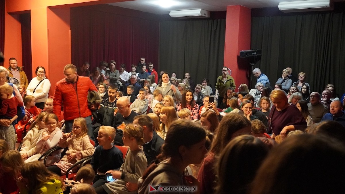 Dziecięcy Teatr Amatorski Niewidzialni ze spektaklem Święta u Grincha [19.12.2025] - zdjęcie #72 - eOstroleka.pl
