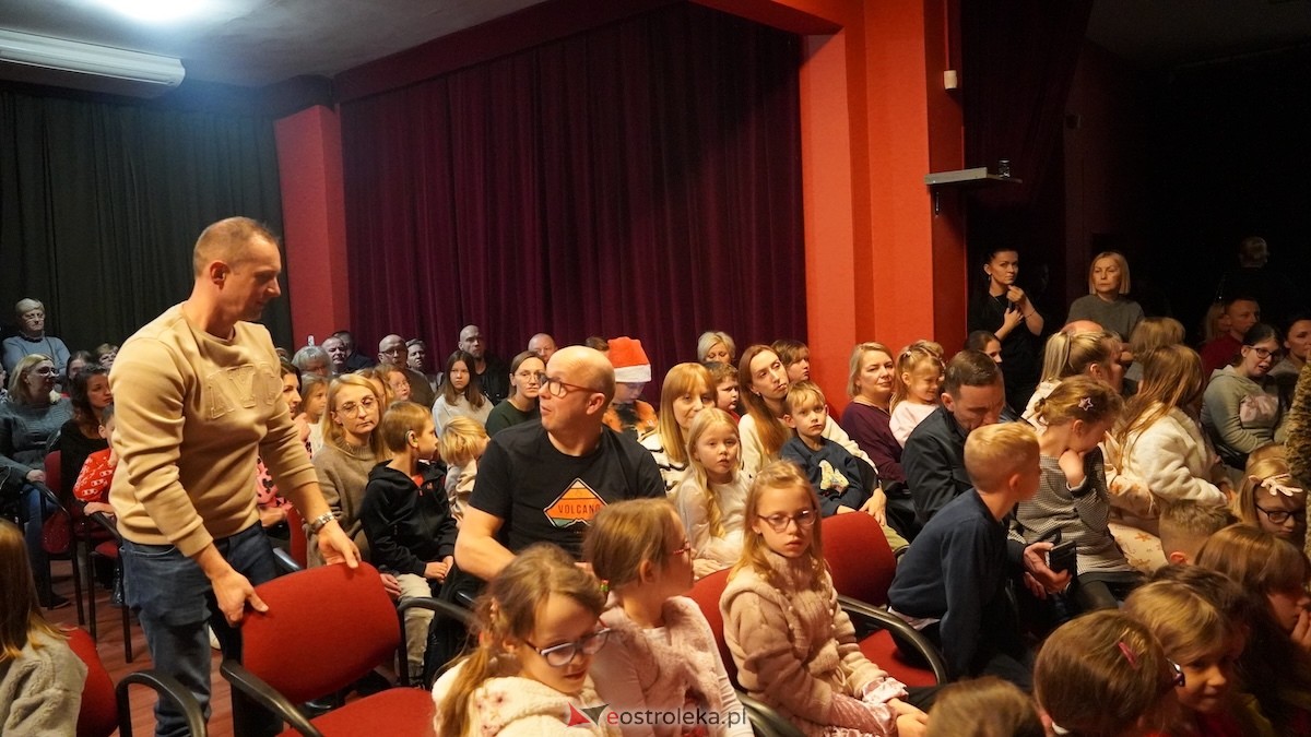 Dziecięcy Teatr Amatorski Niewidzialni ze spektaklem Święta u Grincha [19.12.2025] - zdjęcie #70 - eOstroleka.pl