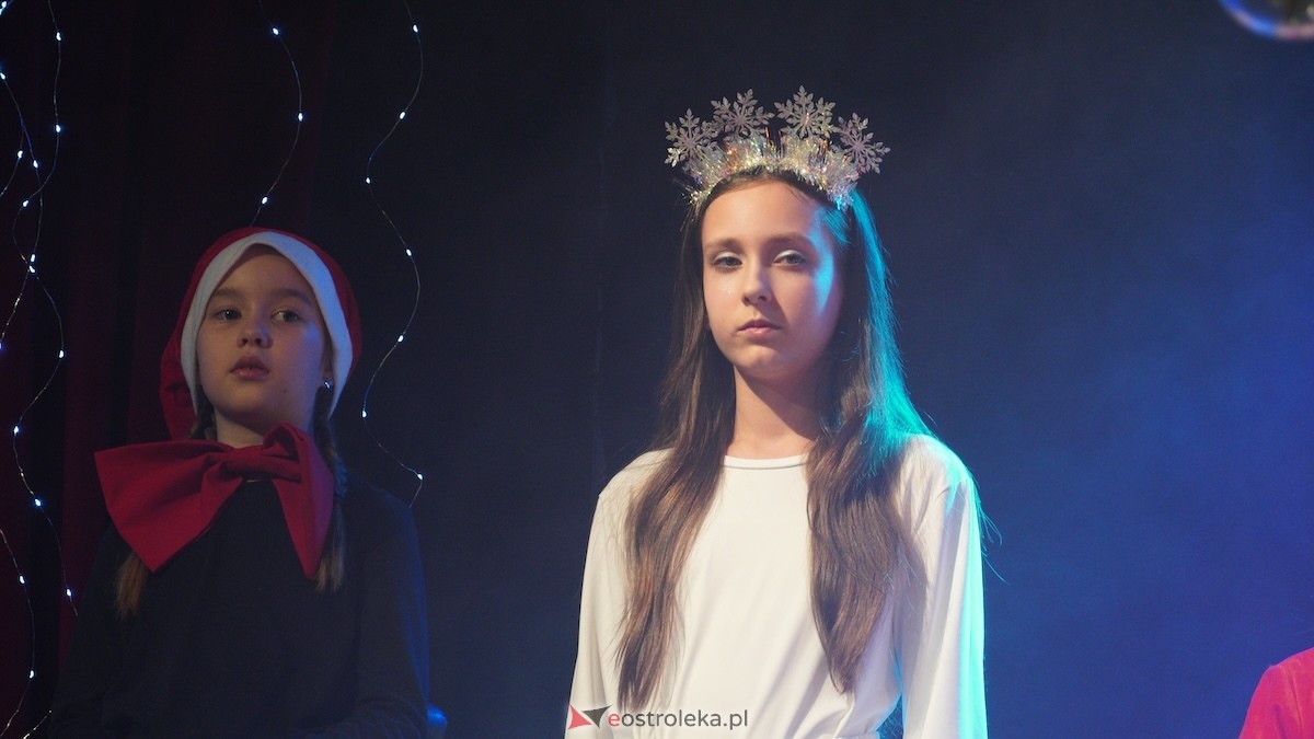 Dziecięcy Teatr Amatorski Niewidzialni ze spektaklem Święta u Grincha [19.12.2025] - zdjęcie #16 - eOstroleka.pl