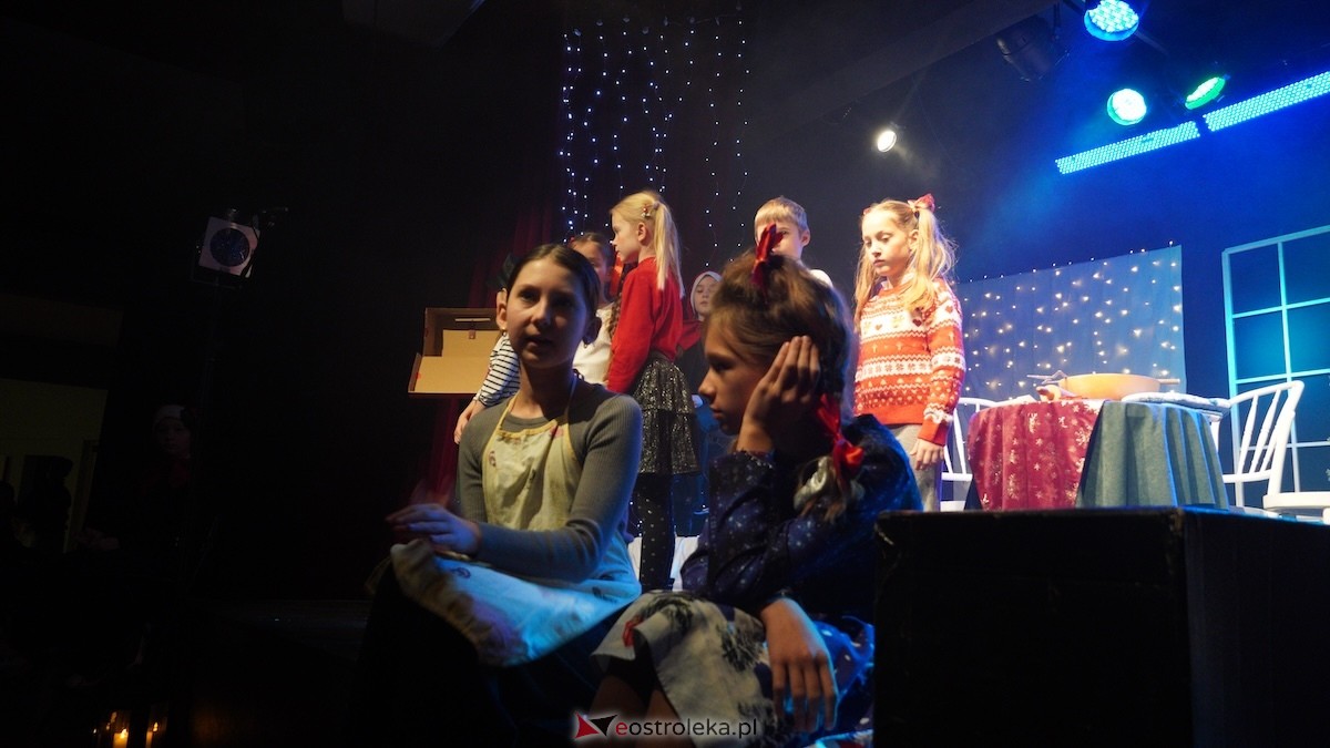 Dziecięcy Teatr Amatorski Niewidzialni ze spektaklem Święta u Grincha [19.12.2025] - zdjęcie #14 - eOstroleka.pl