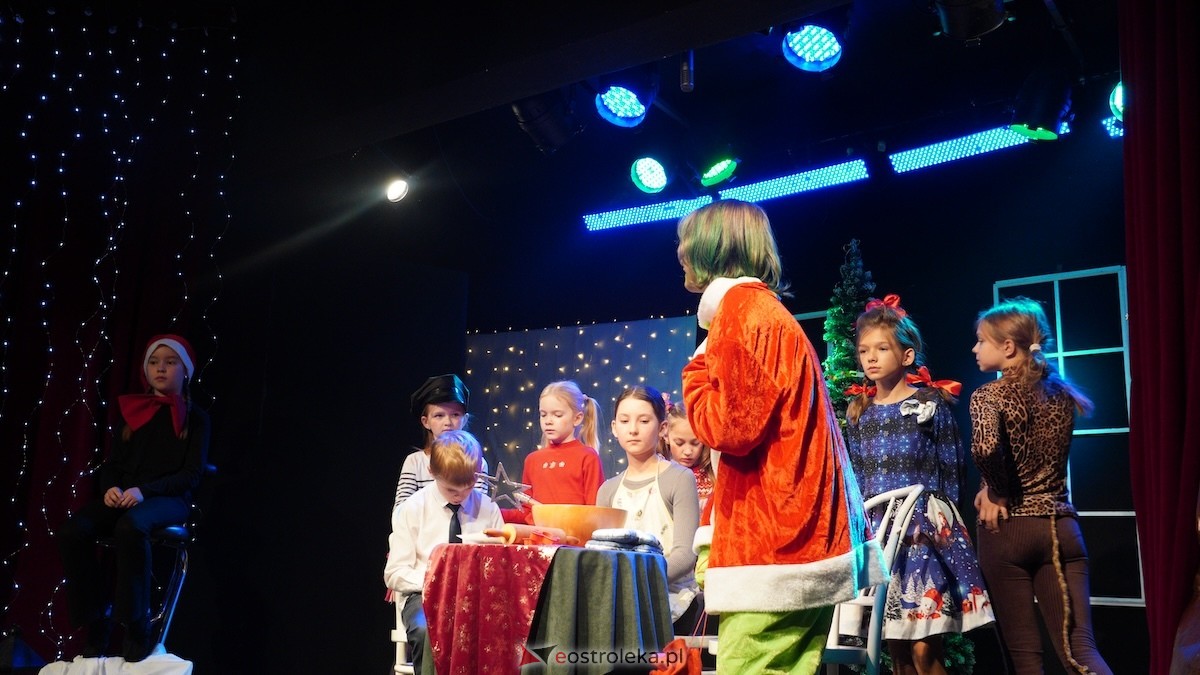 Dziecięcy Teatr Amatorski Niewidzialni ze spektaklem Święta u Grincha [19.12.2025] - zdjęcie #12 - eOstroleka.pl