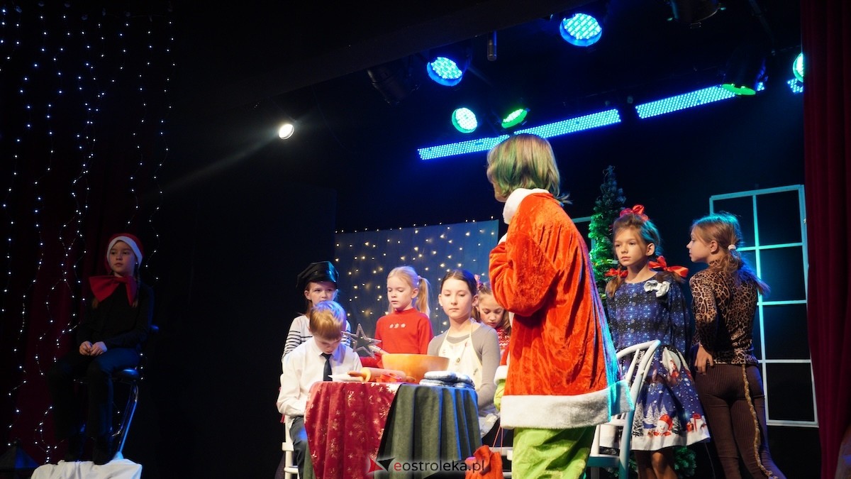 Dziecięcy Teatr Amatorski Niewidzialni ze spektaklem Święta u Grincha [19.12.2025] - zdjęcie #11 - eOstroleka.pl