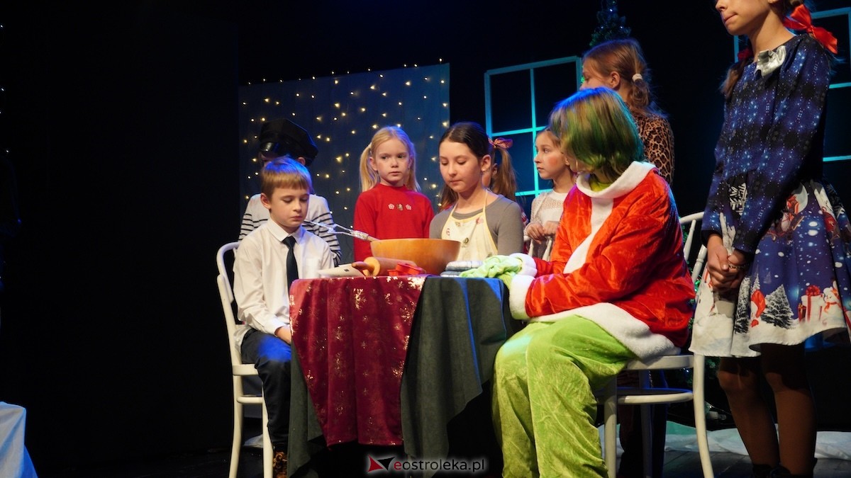Dziecięcy Teatr Amatorski Niewidzialni ze spektaklem Święta u Grincha [19.12.2025] - zdjęcie #7 - eOstroleka.pl