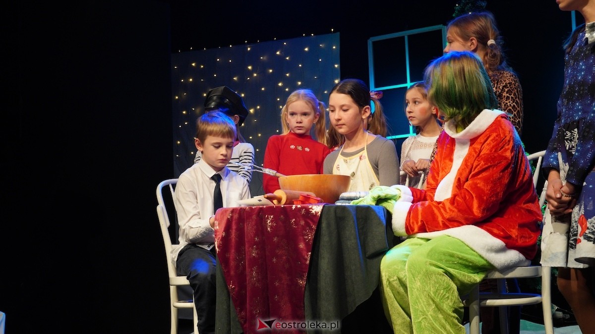 Dziecięcy Teatr Amatorski Niewidzialni ze spektaklem Święta u Grincha [19.12.2025] - zdjęcie #6 - eOstroleka.pl