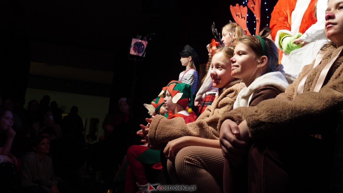 Dziecięcy Teatr Amatorski Niewidzialni ze spektaklem Święta u Grincha [19.12.2025] - zdjęcie #5 - eOstroleka.pl