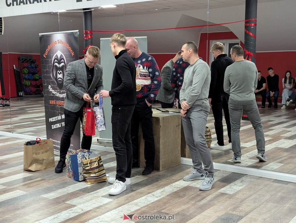 Świąteczne spotkanie Victorii [20.12.2025] - zdjęcie #13 - eOstroleka.pl