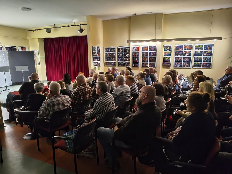 Koncert Grudniowa Kolęda w ostrołęckim Klubie Oczko[21.12.2025] - zdjęcie #22 - eOstroleka.pl