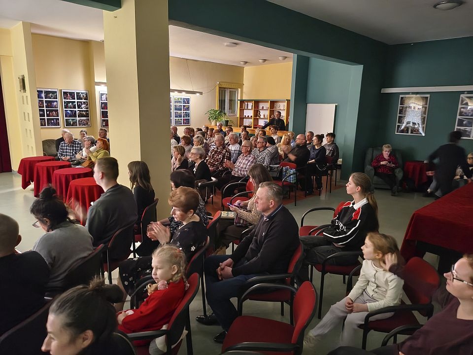 Koncert Grudniowa Kolęda w ostrołęckim Klubie Oczko[21.12.2025] - zdjęcie #19 - eOstroleka.pl