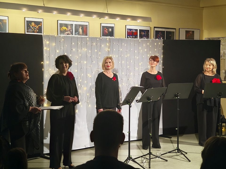 Koncert Grudniowa Kolęda w ostrołęckim Klubie Oczko[21.12.2025] - zdjęcie #18 - eOstroleka.pl