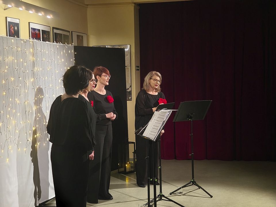 Koncert Grudniowa Kolęda w ostrołęckim Klubie Oczko[21.12.2025] - zdjęcie #17 - eOstroleka.pl