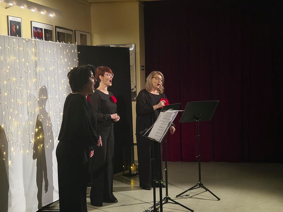 Koncert Grudniowa Kolęda w ostrołęckim Klubie Oczko[21.12.2025] - zdjęcie #16 - eOstroleka.pl