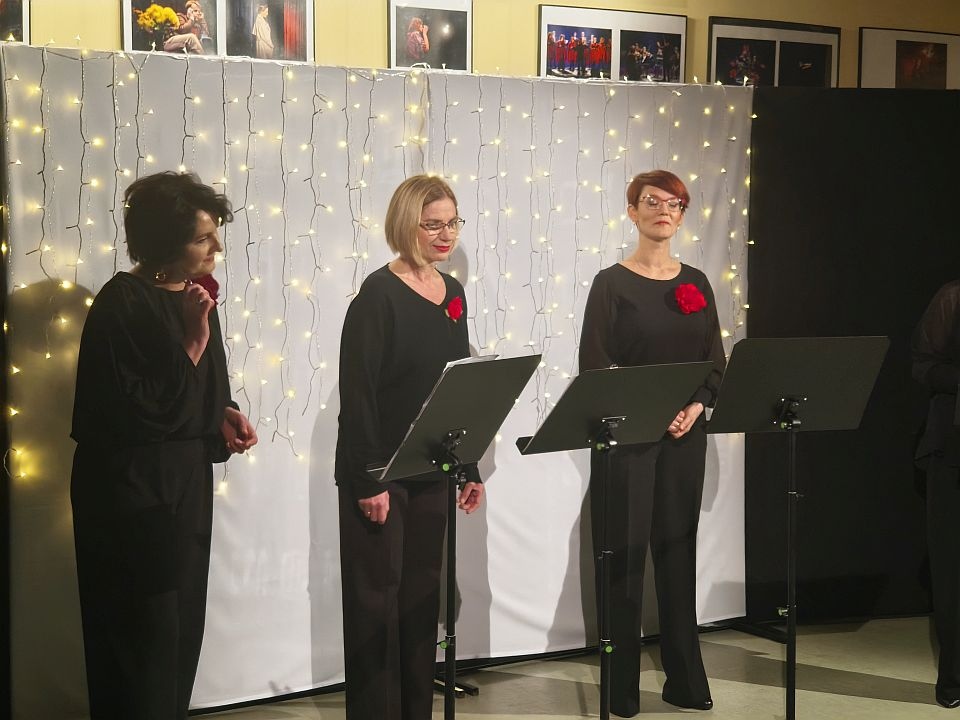 Koncert Grudniowa Kolęda w ostrołęckim Klubie Oczko[21.12.2025] - zdjęcie #15 - eOstroleka.pl