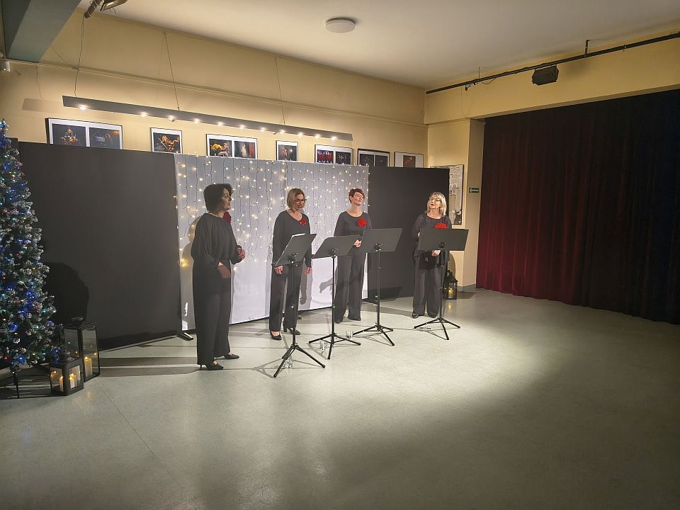 Koncert Grudniowa Kolęda w ostrołęckim Klubie Oczko[21.12.2025] - zdjęcie #13 - eOstroleka.pl