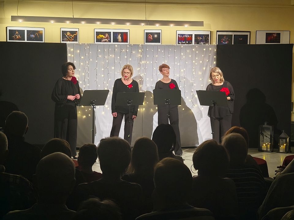 Koncert Grudniowa Kolęda w ostrołęckim Klubie Oczko[21.12.2025] - zdjęcie #5 - eOstroleka.pl