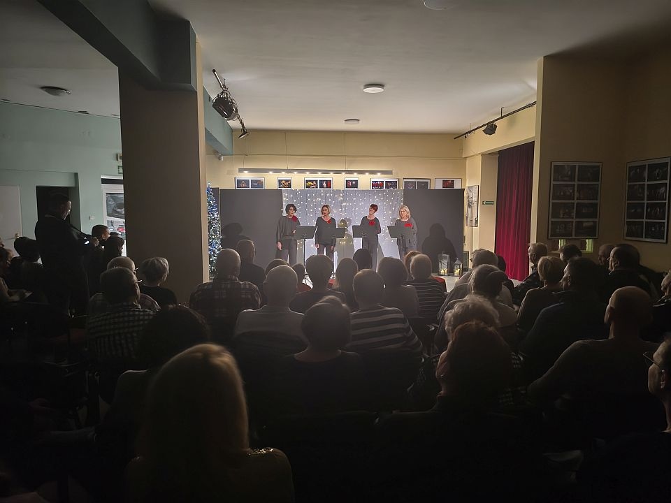 Koncert Grudniowa Kolęda w ostrołęckim Klubie Oczko[21.12.2025] - zdjęcie #4 - eOstroleka.pl
