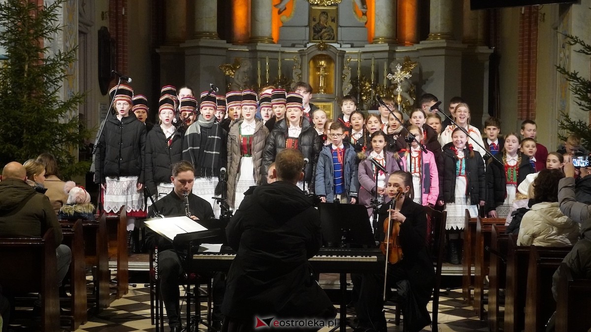 Koncert bożonarodzeniowy w wykonaniu ZPiT Kurpie w Rzekuniu [21.12.2025] - zdjęcie #75 - eOstroleka.pl