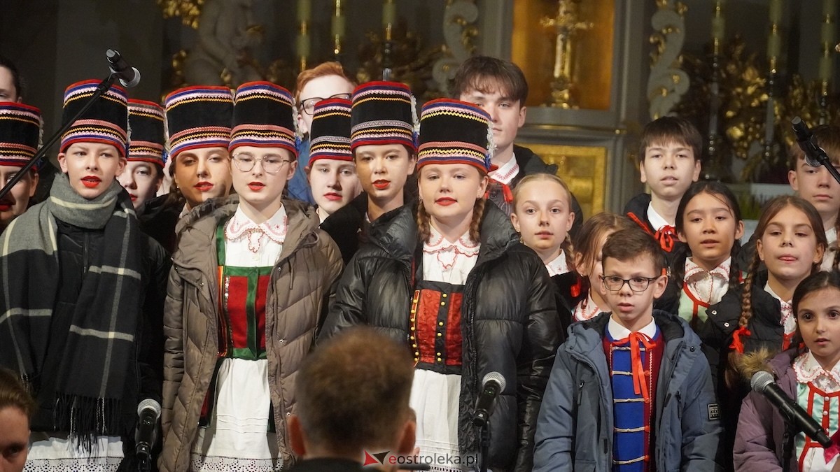 Koncert bożonarodzeniowy w wykonaniu ZPiT Kurpie w Rzekuniu [21.12.2025] - zdjęcie #73 - eOstroleka.pl